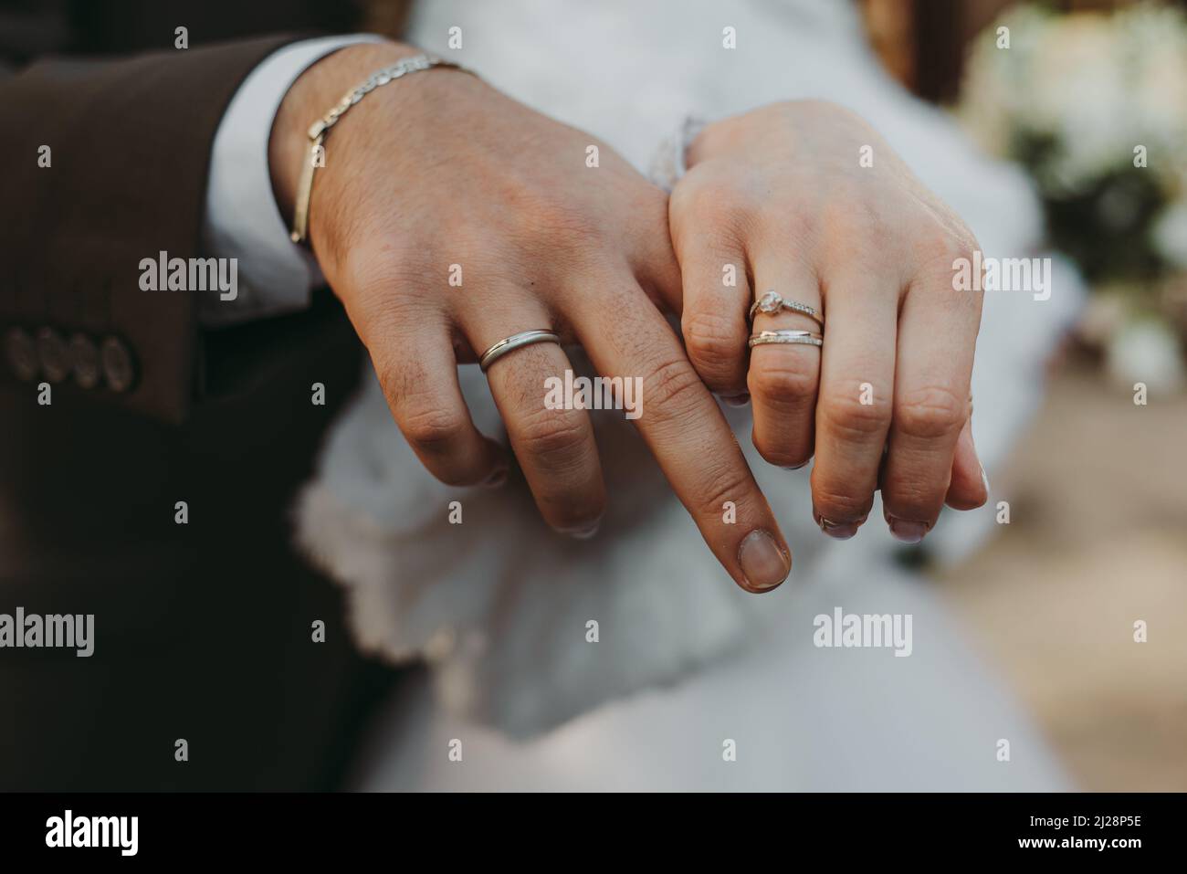 Hochzeitspaar mit Ringen aus nächster Nähe Stockfoto