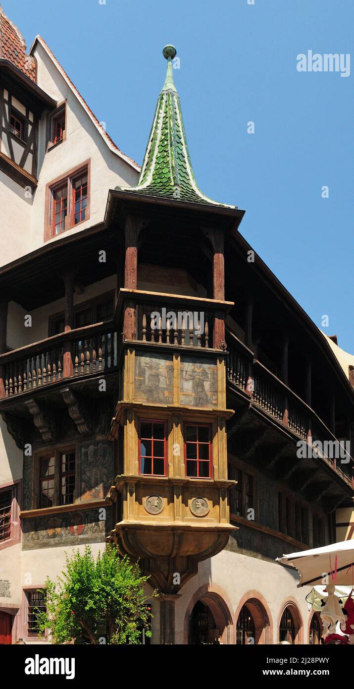 Turm des Maison Pfister Hauses in Colmar Elsass Frankreich an Einem schönen sonnigen Frühlingstag mit Klarem blauen Himmel Stockfoto