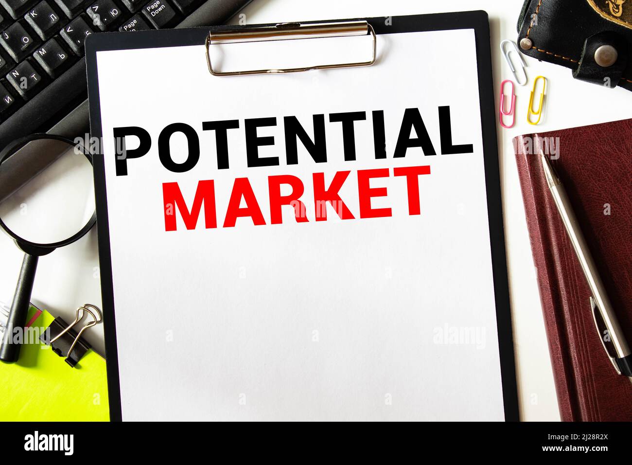 Marktpotenzial und Marketing-Research-Briefkopf in einem Ordner auf dem Manager's Desk. Planungsstrategie um einen Wettbewerbsvorteil zu erzielen, suchen Sie nach n Stockfoto