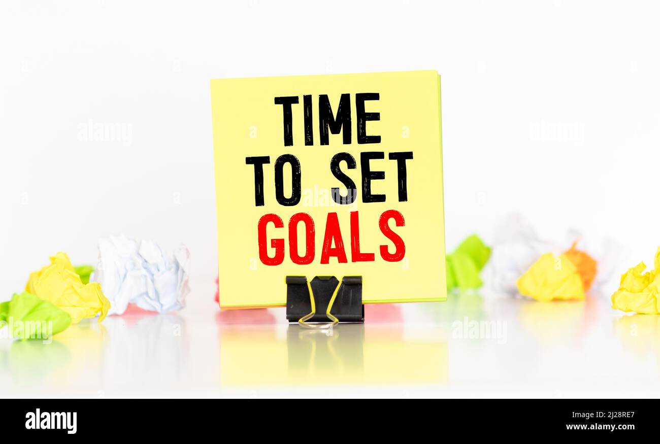 Konzeptionelles Schreiben von Hand, in dem Smart Goals festgelegt werden. Textliste für Geschäftsfotos zur Klärung Ihrer Ideen. Konzentrieren Sie sich auf die Bemühungen, Zeit sinnvoll zu nutzen Stockfoto