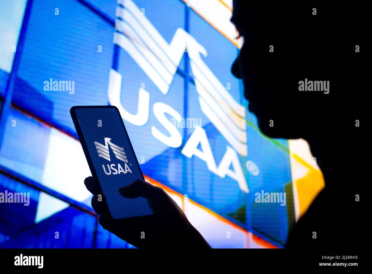 Brasilien. 30. März 2022. In dieser Fotobilder hält die Silhouette einer Frau ein Smartphone mit dem Logo der United Services Automobile Association (USAA), das auf dem Bildschirm und im Hintergrund angezeigt wird. (Bild: © Rafael Henrique/SOPA Images via ZUMA Press Wire) Stockfoto