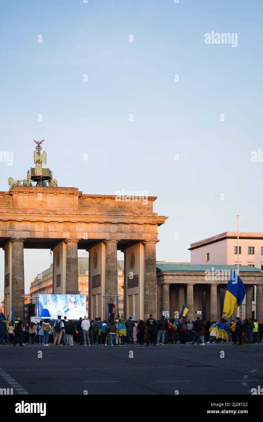 Berlin, Deutschland - 27. März 2022 Protest gegen den Krieg und Unterstützung der Ukraine in der russischen Besatzung. Demonstration von Aktivisten Stockfoto