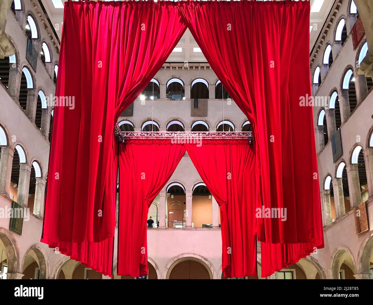 luxury-shops-in-venice-italy-fotos-und-bildmaterial-in-hoher