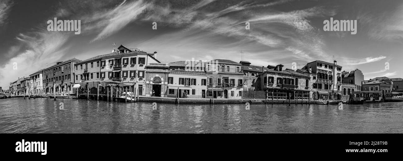 Murano, Italien - 1. Juli 2021: Panoramablick auf den Kanal in Burano, der Insel venedig mit historischer Glasbläserei. Stockfoto