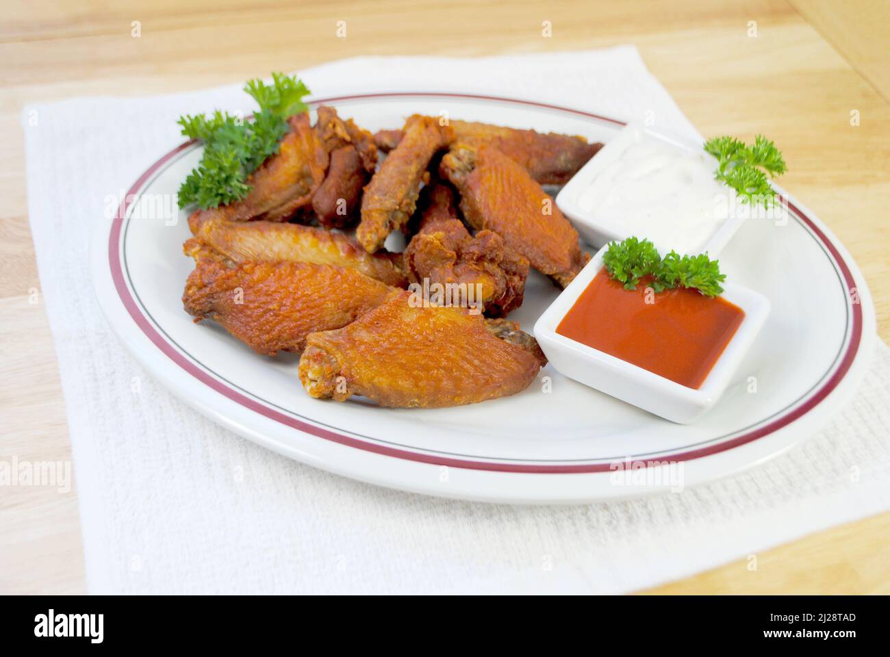 Würzige, tiefgebratene Büffelflügel, serviert mit heißer Sauce und Dressing aus Blauschimmelkäse Stockfoto