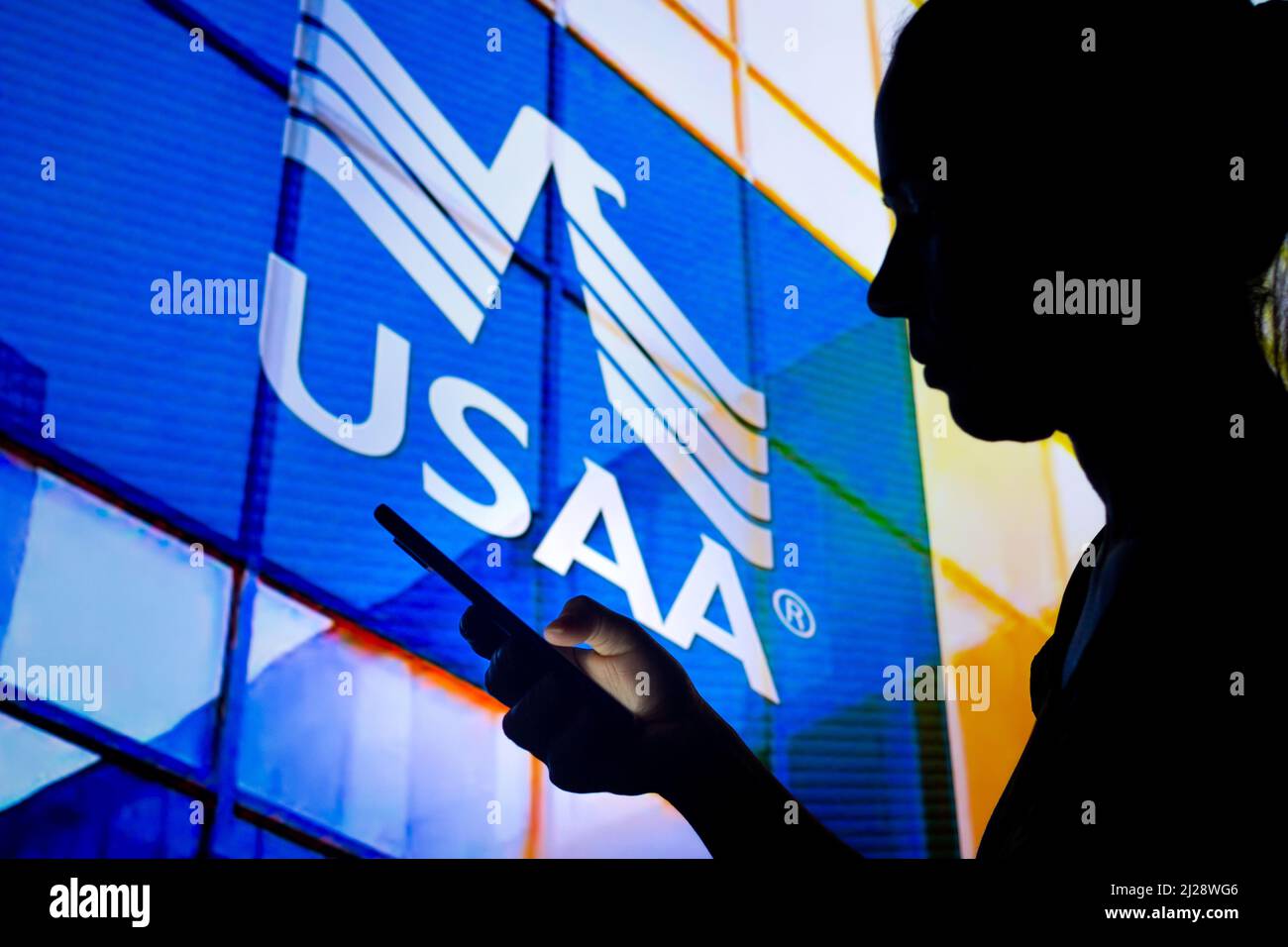Brasilien. 30. März 2022. In dieser Fotobilder hält die Silhouette einer Frau ein Smartphone mit dem Logo der United Services Automobile Association (USAA) im Hintergrund. (Foto von Rafael Henrique/SOPA Images/Sipa USA) Quelle: SIPA USA/Alamy Live News Stockfoto