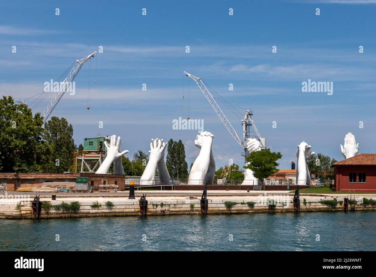 Venedig, Italien - 3. Juli 2021: Lorenzo Quinns große Steinhände repräsentieren die universellen Werte der Menschheit auf der Kunstbiennale in Venedig, Italien. Stockfoto