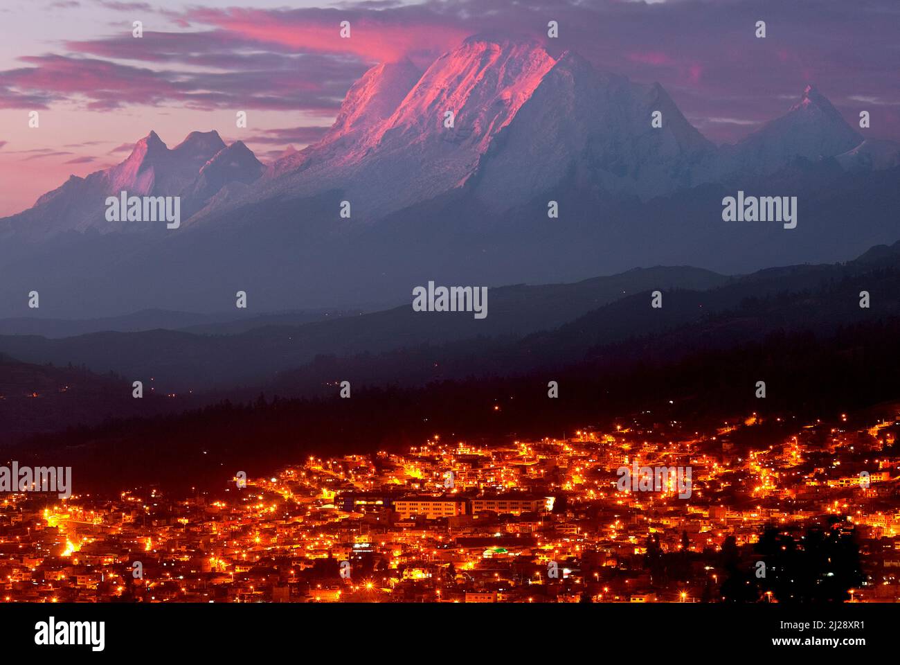 Stadt Huaraz und Nevado Huascaran, Peru Stockfoto
