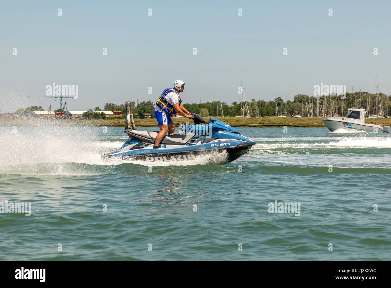 Venedig, Italien - 6. Juli 2021: Polizei in einem Jet-Ski-Boot, das entlang der Lagune in Venedig, Italien, rast. Stockfoto