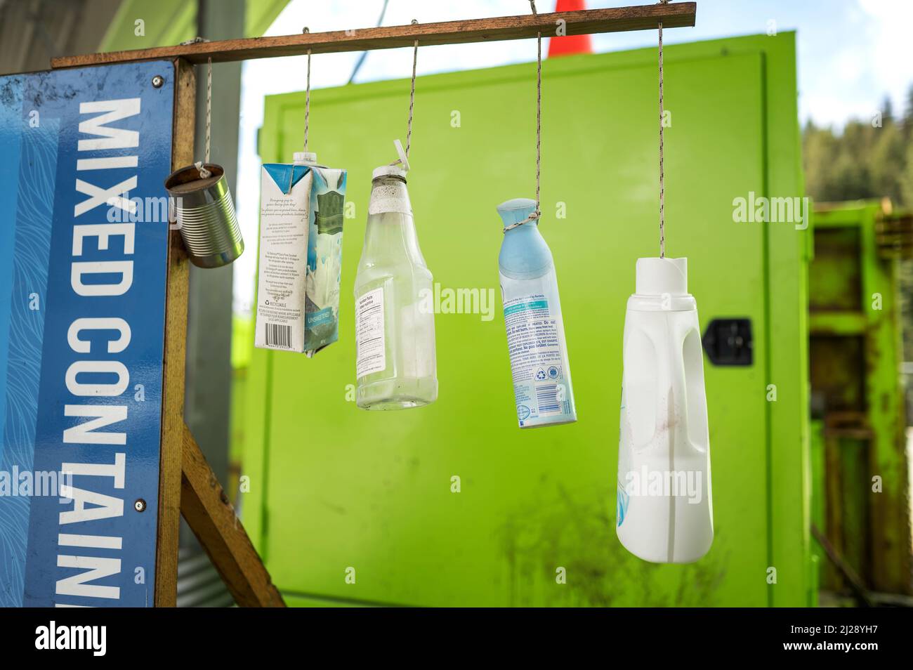 Ein mobiles Gerät, das aus gemischten Behältern besteht, die recycelt werden sollen. An einer Müllüberfuhrstation an einer Mülldeponie. Stockfoto