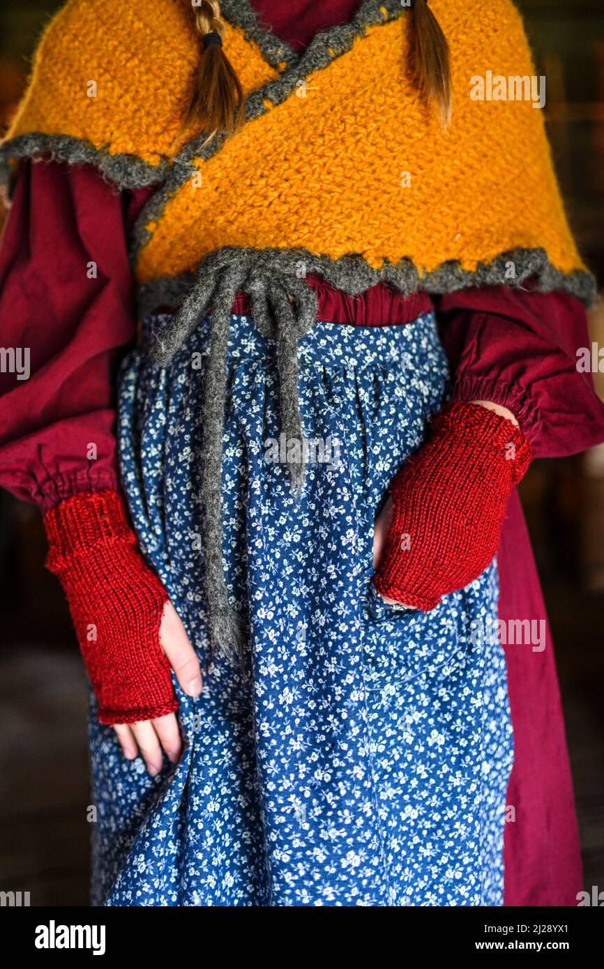 Im Fort Nisqually Museum ist ein junges Mädchen in zeitlicher Kleidung gekleidet Stockfoto