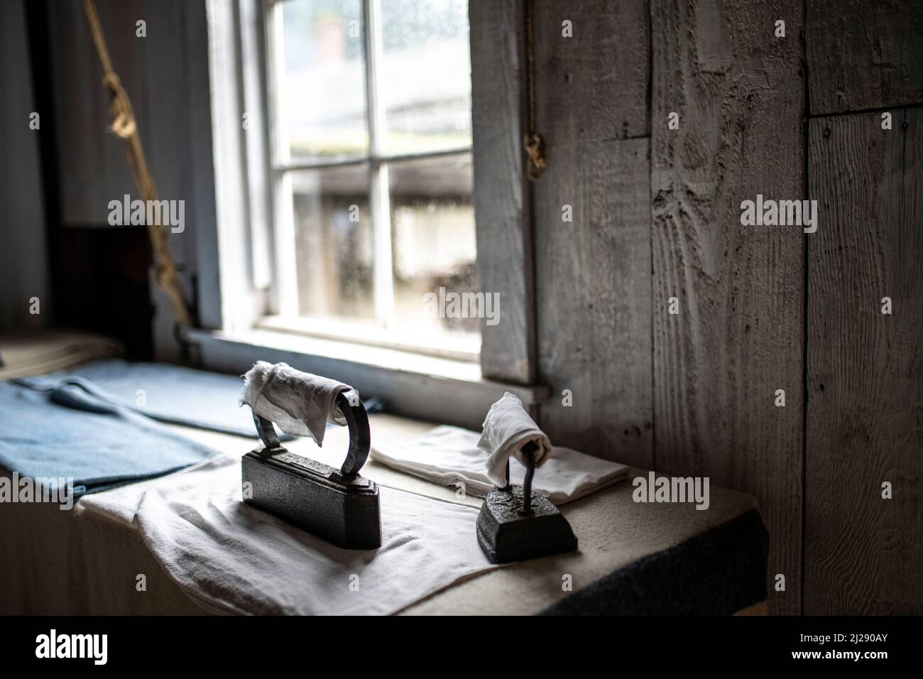 Antike heiße Bügeleisen zum Pressen von Kleidung im Wash House im Fort Nisqually Museum, Stockfoto
