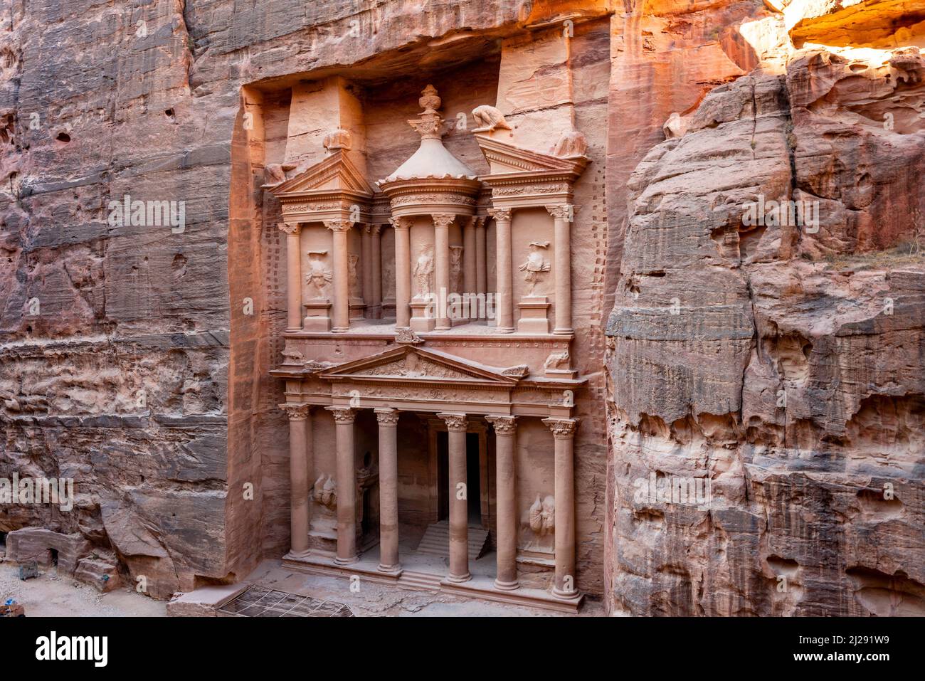 Das Äußere des Schatzhauses ‘Al-Khazneh’, aus einem hohen Blickwinkel, Petra, Jordanien, Asien. Stockfoto