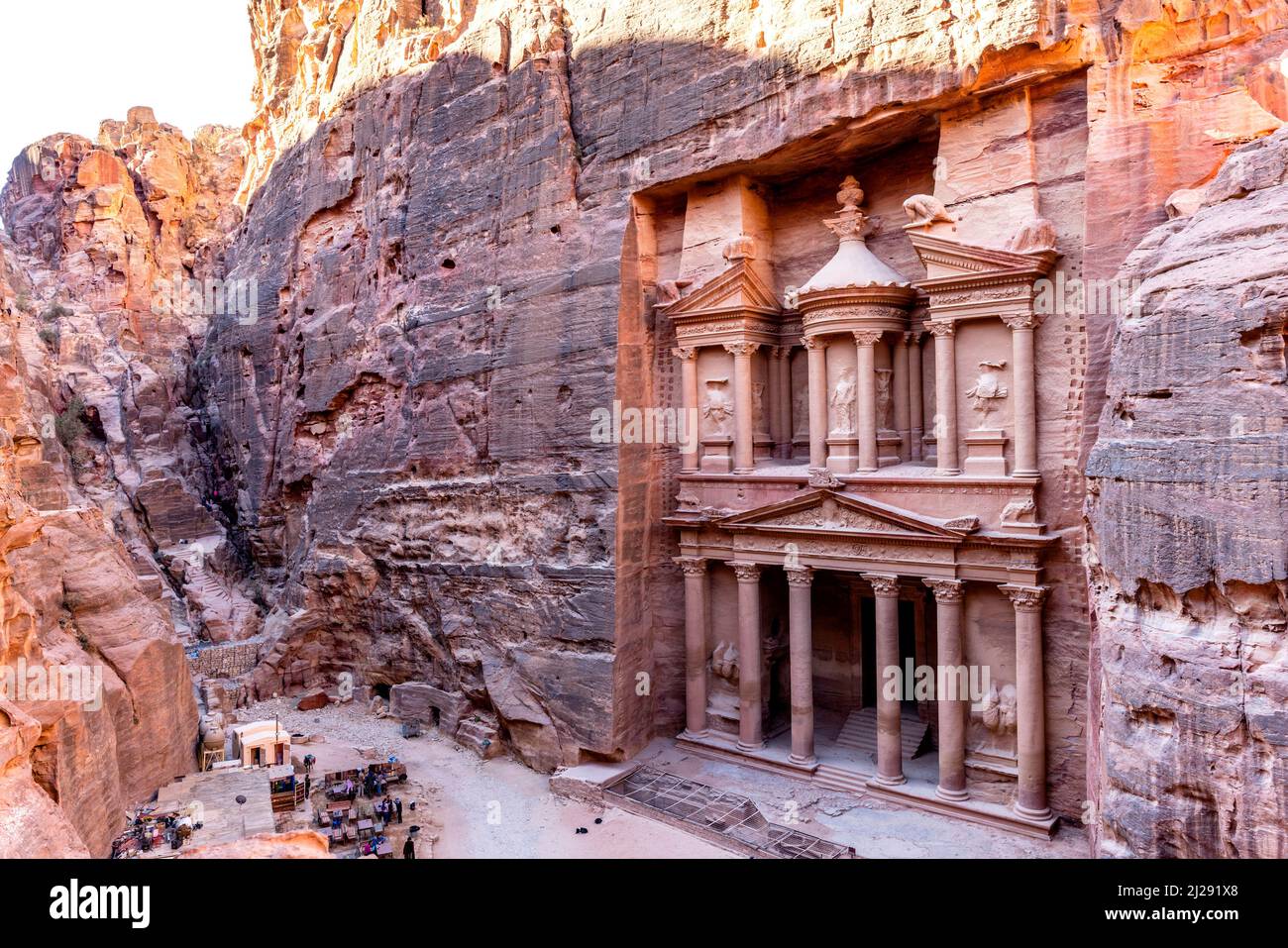Das Äußere des Schatzhauses ‘Al-Khazneh’, aus einem hohen Blickwinkel, Petra, Jordanien, Asien. Stockfoto