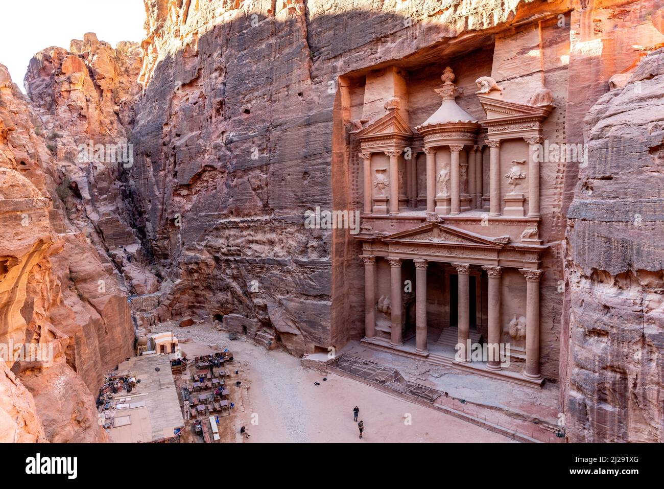 Das Äußere des Schatzhauses ‘Al-Khazneh’, aus einem hohen Blickwinkel, Petra, Jordanien, Asien. Stockfoto
