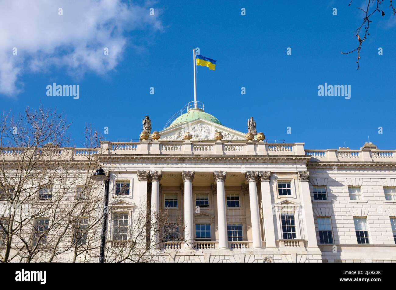 Ukrainische Flagge fliegt im Somerset-Haus, um Solidarität und Unterstützung für das Land und die Bevölkerung der Ukraine nach der russischen Invasion zu zeigen. London, Großbritannien Stockfoto