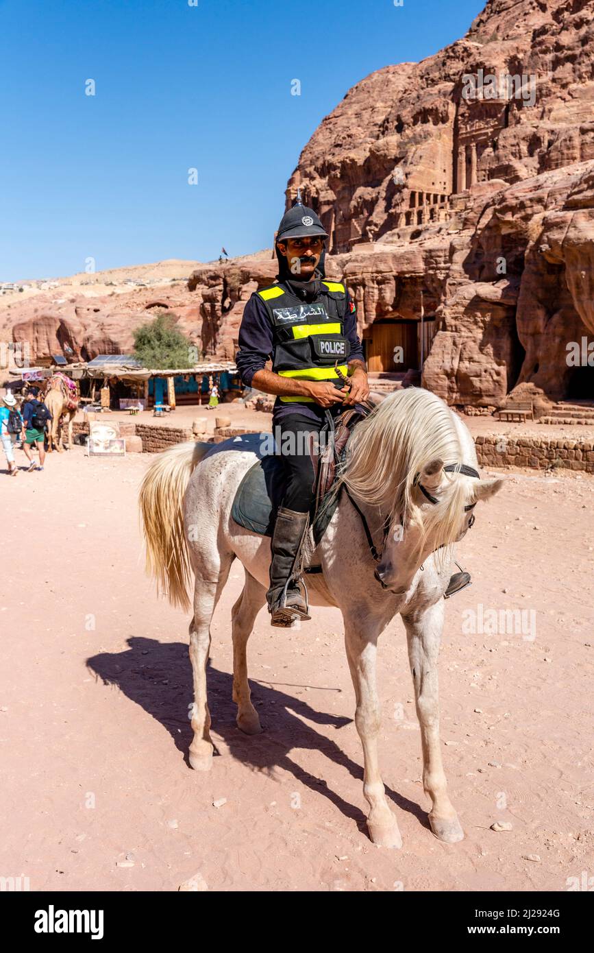 Berittene Polizeibeamtin, Petra, Jordanien. Stockfoto