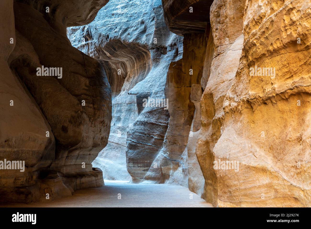 Die Siq (Al Siq), Eine schmale Schlucht, die nach Petra, Petra, Jordanien führt. Stockfoto