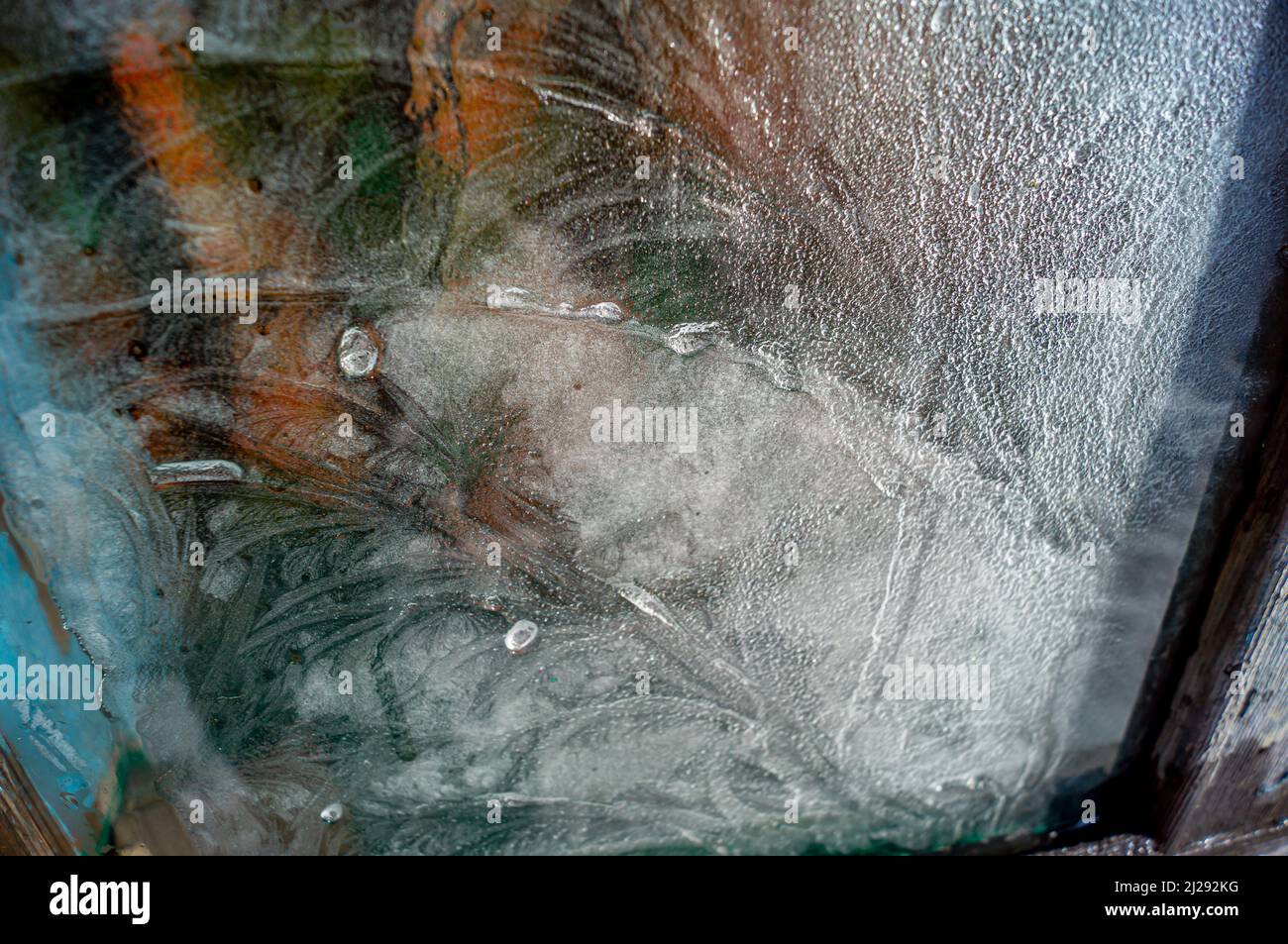 Gefrorenes gemustertes Glas in natürlichem Licht mit frostigen Eisgläsern Stockfoto