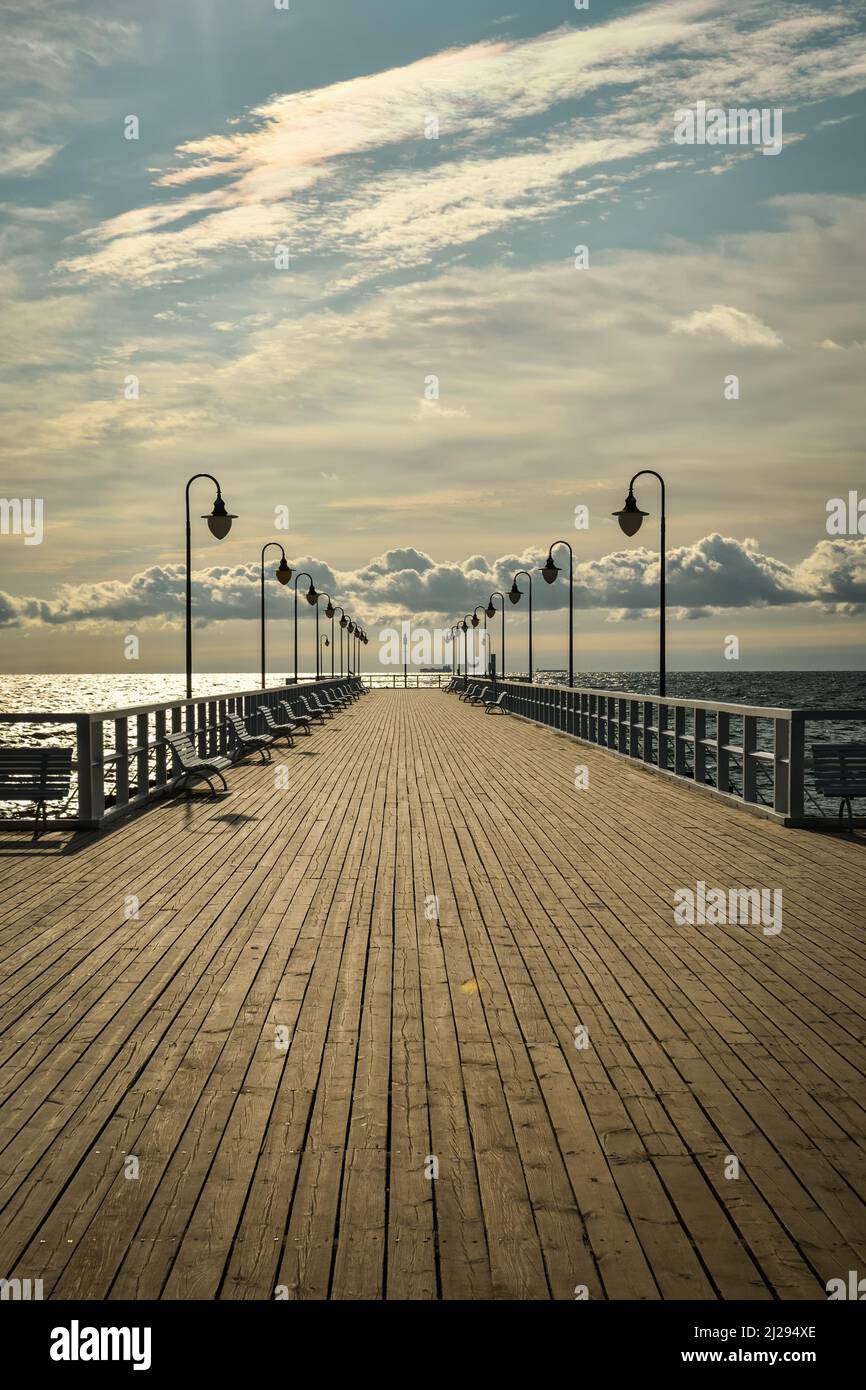 Wunderschöne Landschaft am Morgen am Meer. Hölzerne beliebte Pier am Morgen in Gdynia, Polen. Stockfoto