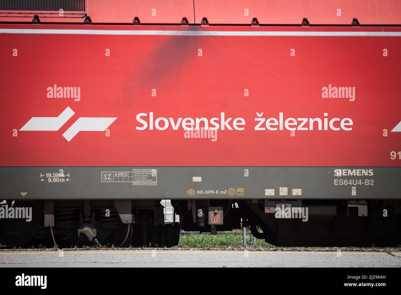 Bild des Logos von Slovenske Zeleznice, auf einer elektrischen Lokomotive der Serie 541, bereit, die Bahnsteige des Bahnhofs von Ljub zu verlassen Stockfoto