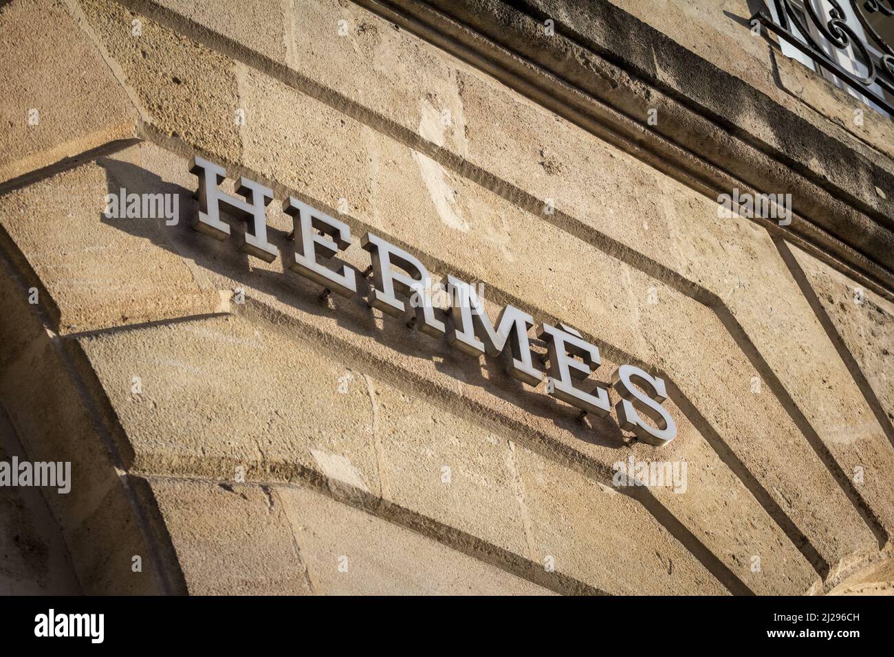 Bild eines Hermes-Zeichens in ihrer Hauptboutique für Bordeaux, Frankreich. Hermes ist ein französischer Luxusgüterhersteller, der 1837 gegründet wurde. I Stockfoto
