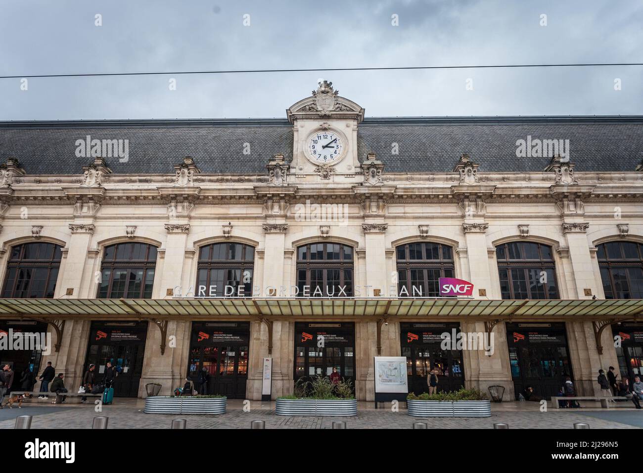 Bild vom Eingang des Bahnhofs Bordeaux Saint Jean, der SNCF gehört. Bordeaux-Saint-Jean oder früher Bordeaux-Midi ist die wichtigste Eisenbahnstation Stockfoto