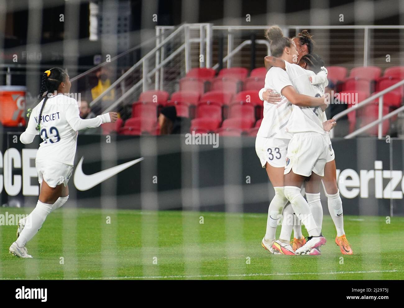 WASHINGTON, DC, USA - 30. MÄRZ 2022: North Carolina feiert sein zweites Tor während eines NWSL Challenge Cup-Spiels zwischen dem Washington Spirit und dem North Carolina Courage am 30. März 2022 im Audi Field in Washington, DC. (Foto von Tony Quinn-Alamy Live News) Stockfoto