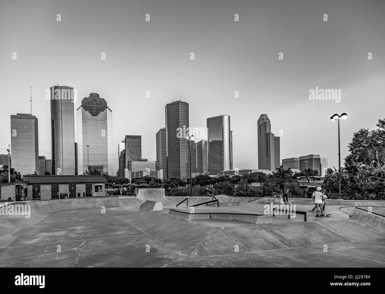 Houston, USA - 10. Juli 2013: Die Menschen fahren gerne Skateboard im Lee und Joe Jamail in Houston, USA mit der Stadt als Hintergrund. Stockfoto