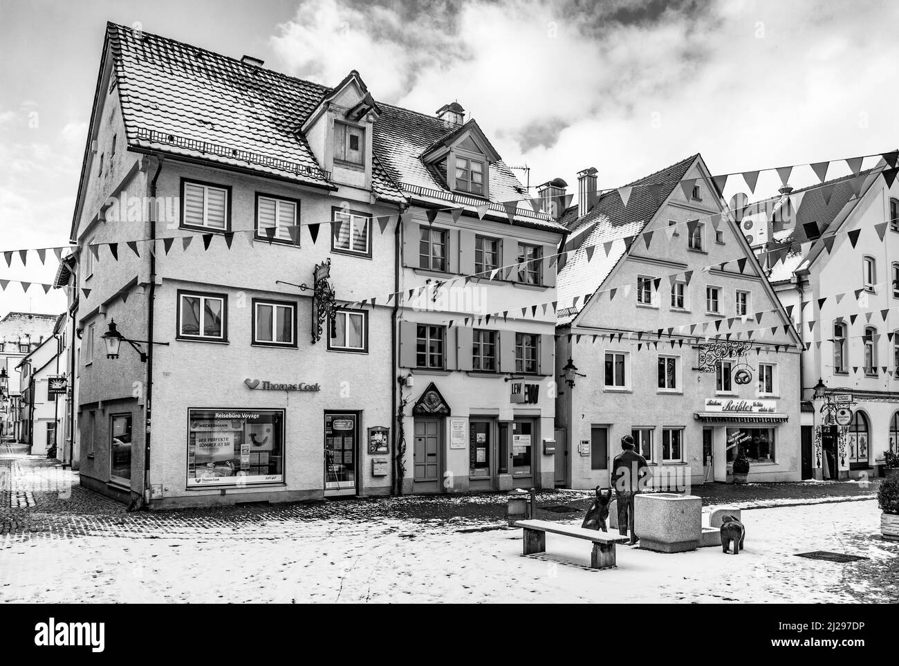 Guenzburg, Deutschland - 15. Januar 2017: Alte Häuser am mittelalterlichen Marktplatz in der Kleinstadt Guenzburg in Bayern Stockfoto