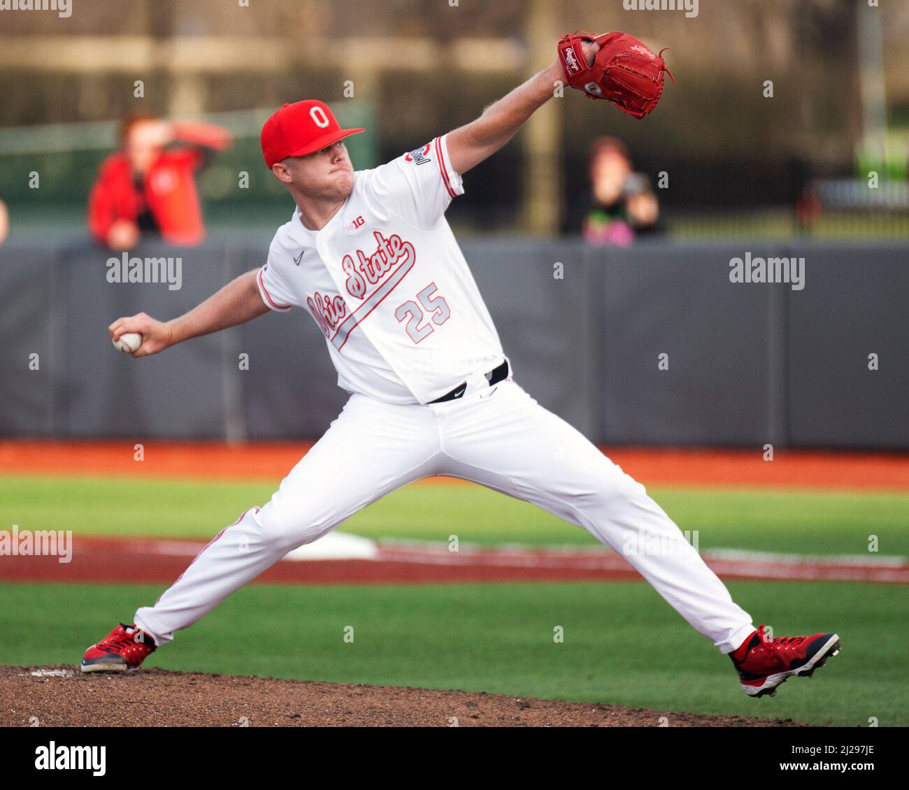 Columbus, Ohio, USA. 30. März 2022. Ohio State Buckeye Pitcher Aaron Funk spielt in Columbus, Ohio, gegen Toledo. Brent Clark/CSM/Alamy Live News Stockfoto