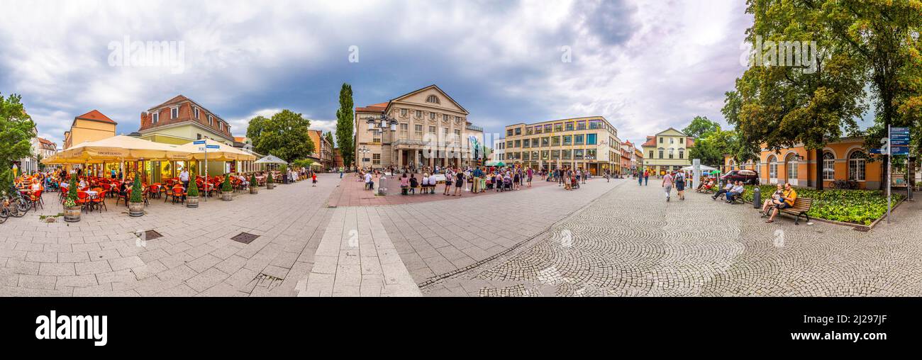 Weimar, Deutschland - 28. Juli 2018: Die Menschen genießen einen Spaziergang durch die Altstadt von Weimar mit der Statue von Goethe und Schiller und der Fassade des historischen Theaters Stockfoto