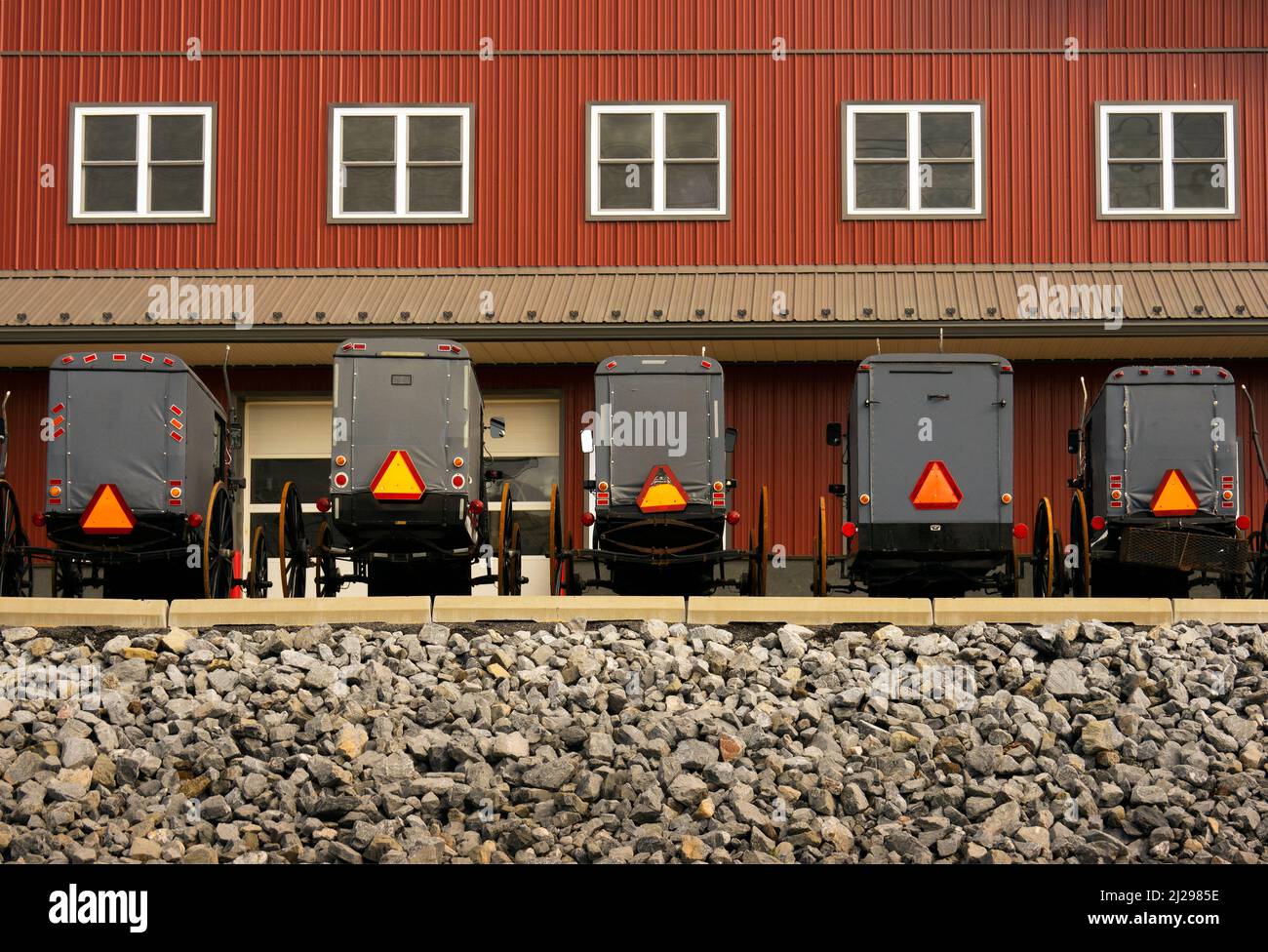 Der Pferdewagen Amish parkte vor einem Geschäft in Lancaster, PA Stockfoto