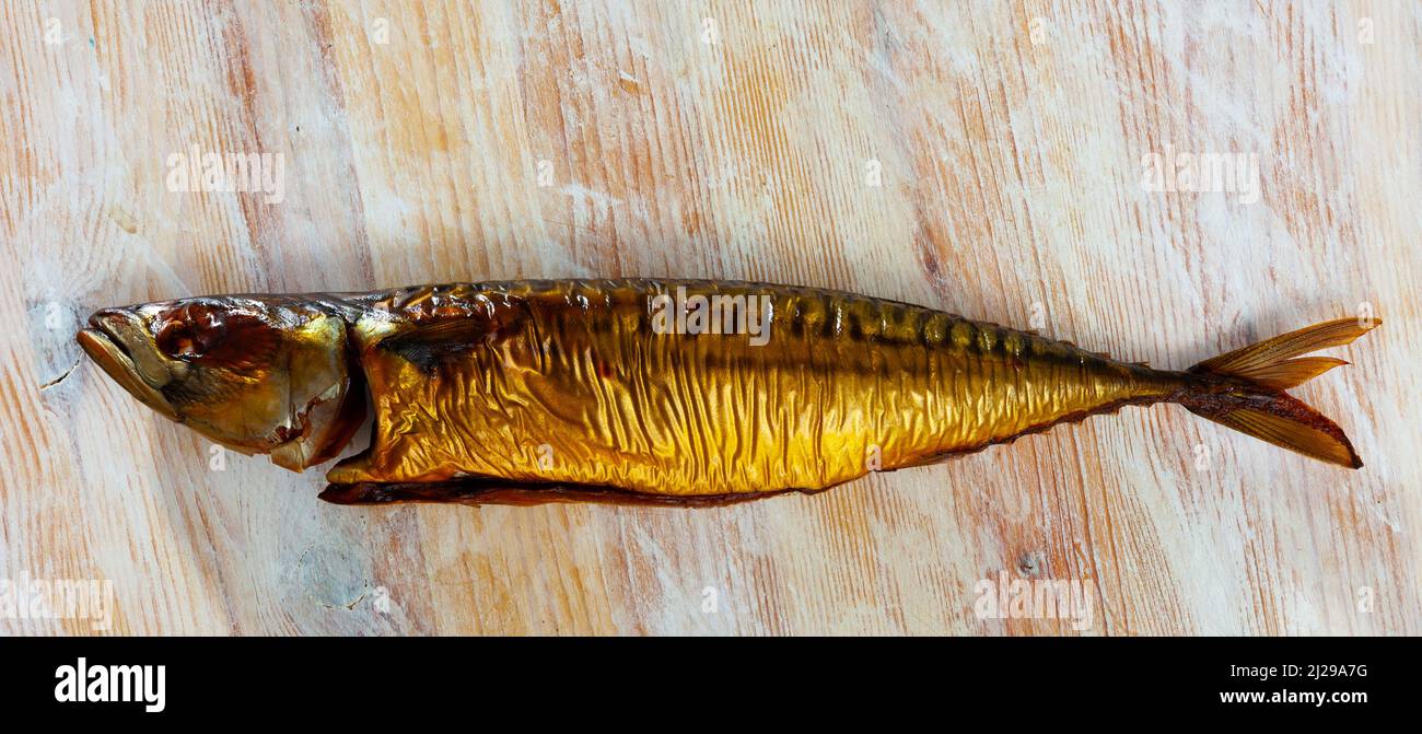 Leckere heiße geräucherte Makrele auf Holzoberfläche Stockfoto