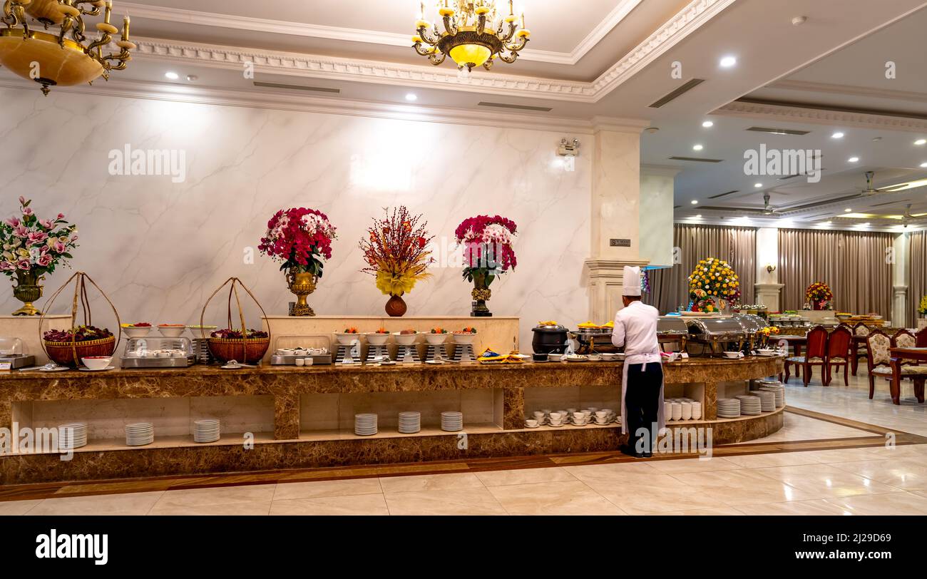 Thien Thanh 5-Sterne-Hotel, Provinz Kien Giang, Vietnam - 25. Februar 2022: Frühstücksbuffet im 5-Sterne-Hotel Thien Thanh auf der Insel Phu Quoc. Fam Stockfoto