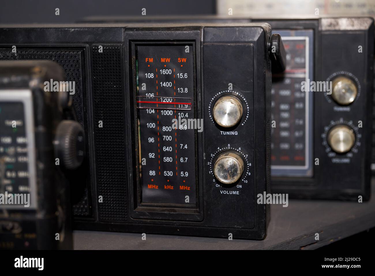 Nahaufnahme eines alten traditionellen Retro-Radioreglers Stockfoto