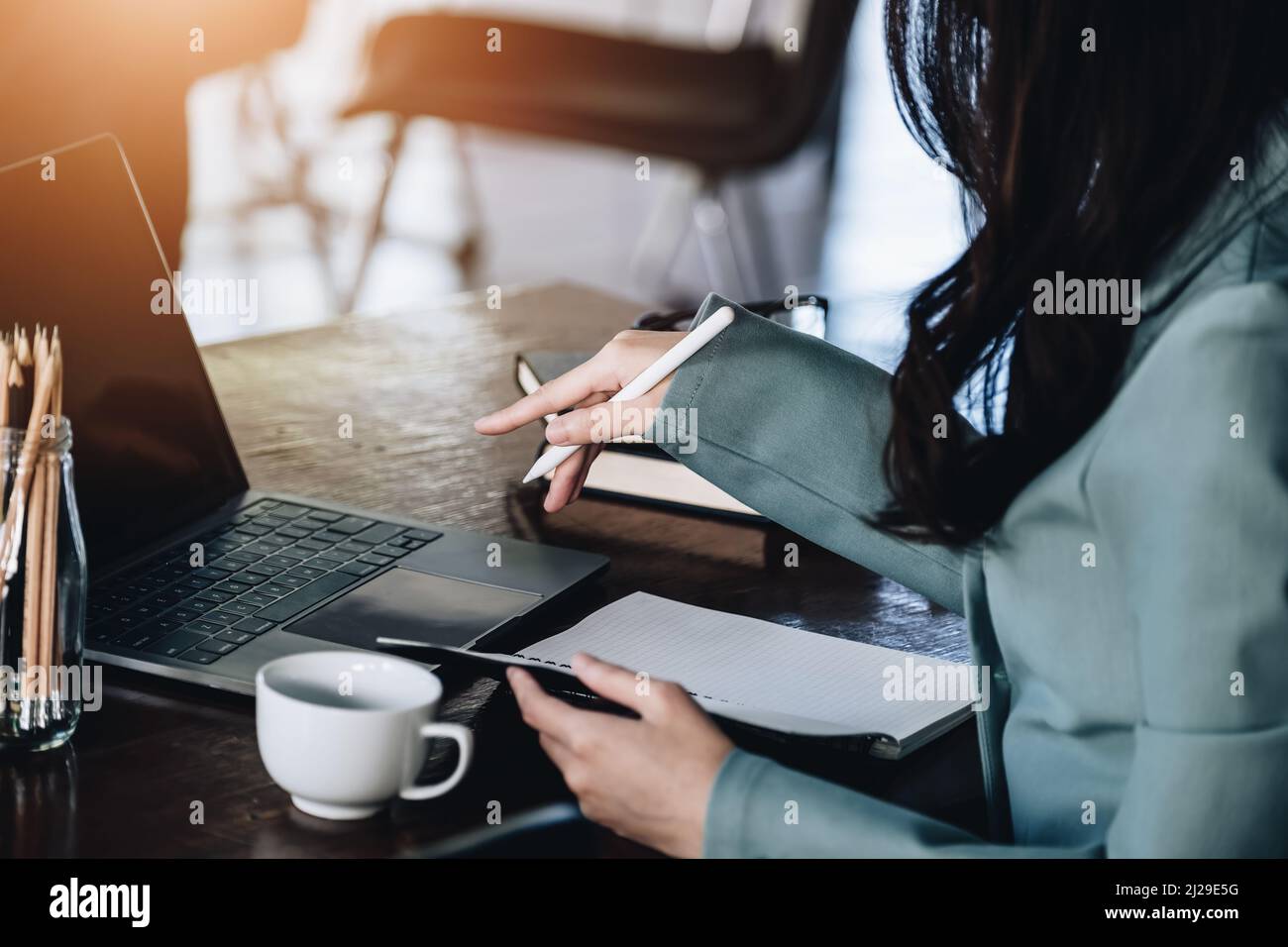 Finanz- und Investitionskonzepte, halten Unternehmerinnen Stift, um mit der Analyse von Abschlüssen zu beginnen, um Investitionen durch die Verwendung zu erhöhen Stockfoto