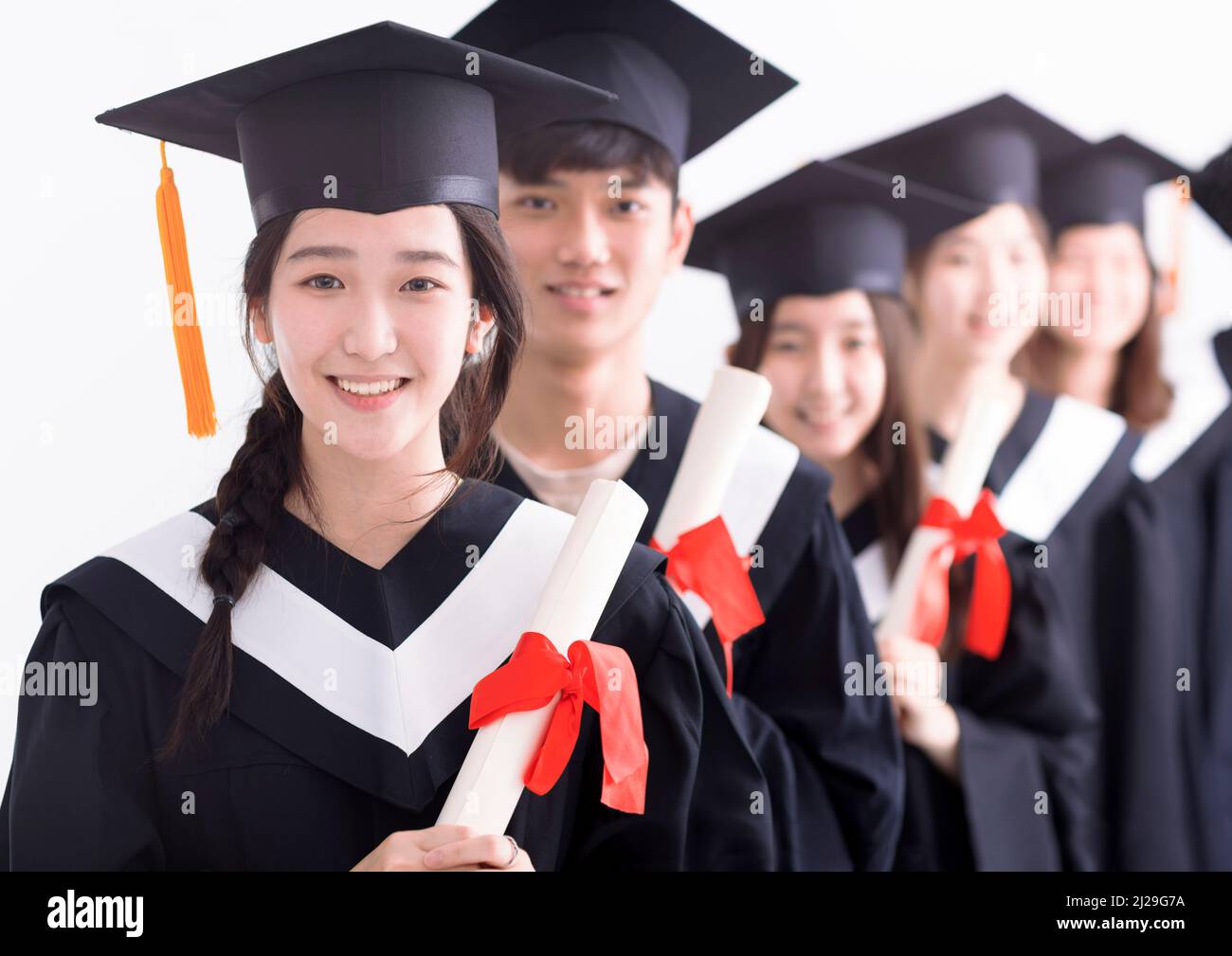 Lächelnd asiatische Mädchen Student Universität Absolvent und Klassenkameraden stehen mit Diplome in den Händen Stockfoto