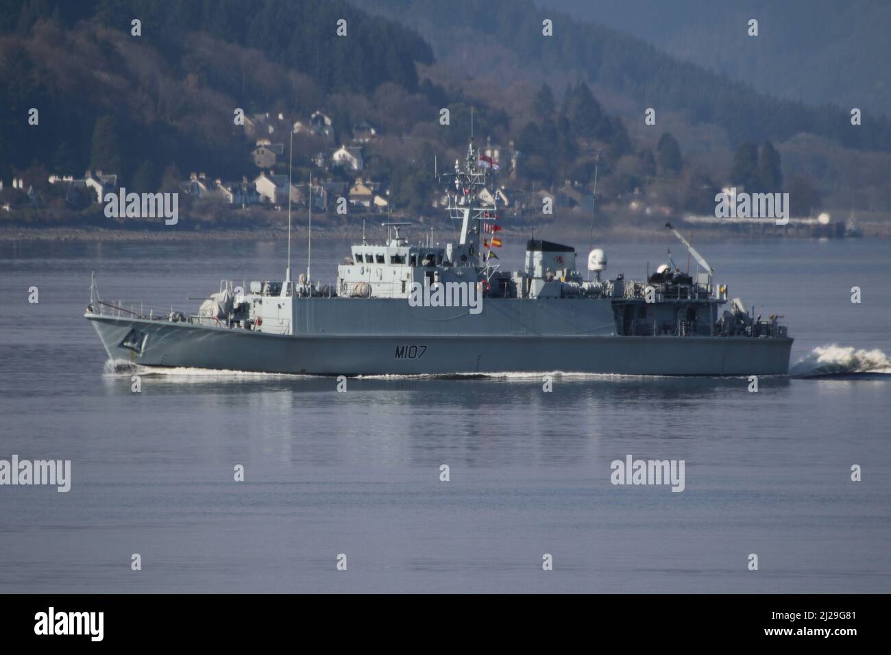 HMS Pembroke (M107), eine Minenjägerin der Sandown-Klasse, die von der Royal Navy betrieben wird, passiert Gourock am Firth of Clyde, als sie mit ihrem französischen Navy-Gegenstück FS L'Aigle eine Trainingsübung im äußeren Bereich des firth durchmacht. Stockfoto