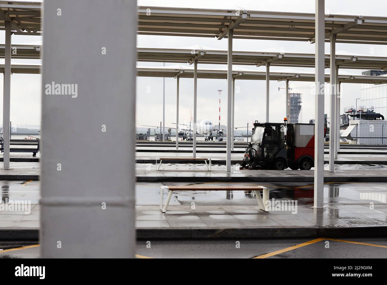 Blick auf den Flughafen, Start- und Landebahnen, Gebäude, Haltestellen der öffentlichen Verkehrsmittel. Das Konzept urbaner Technologien. Vorderansicht. Stockfoto