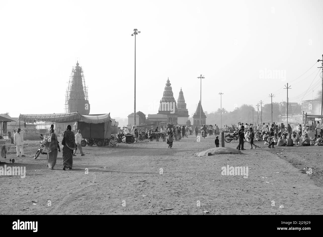Pandharpur, Indien, 26. Februar 2022, Chandrabhaga Ghat und pundalikas Tempel am Ufer des Flusses chandrabhaga und Menschen, die religiöse Riten. Stockfoto