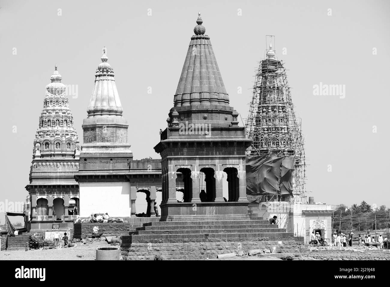 Pandharpur, Indien, 26. Februar 2022, Chandrabhaga Ghat und pundalikas Tempel am Ufer des Flusses chandrabhaga und Menschen, die religiöse Riten. Stockfoto
