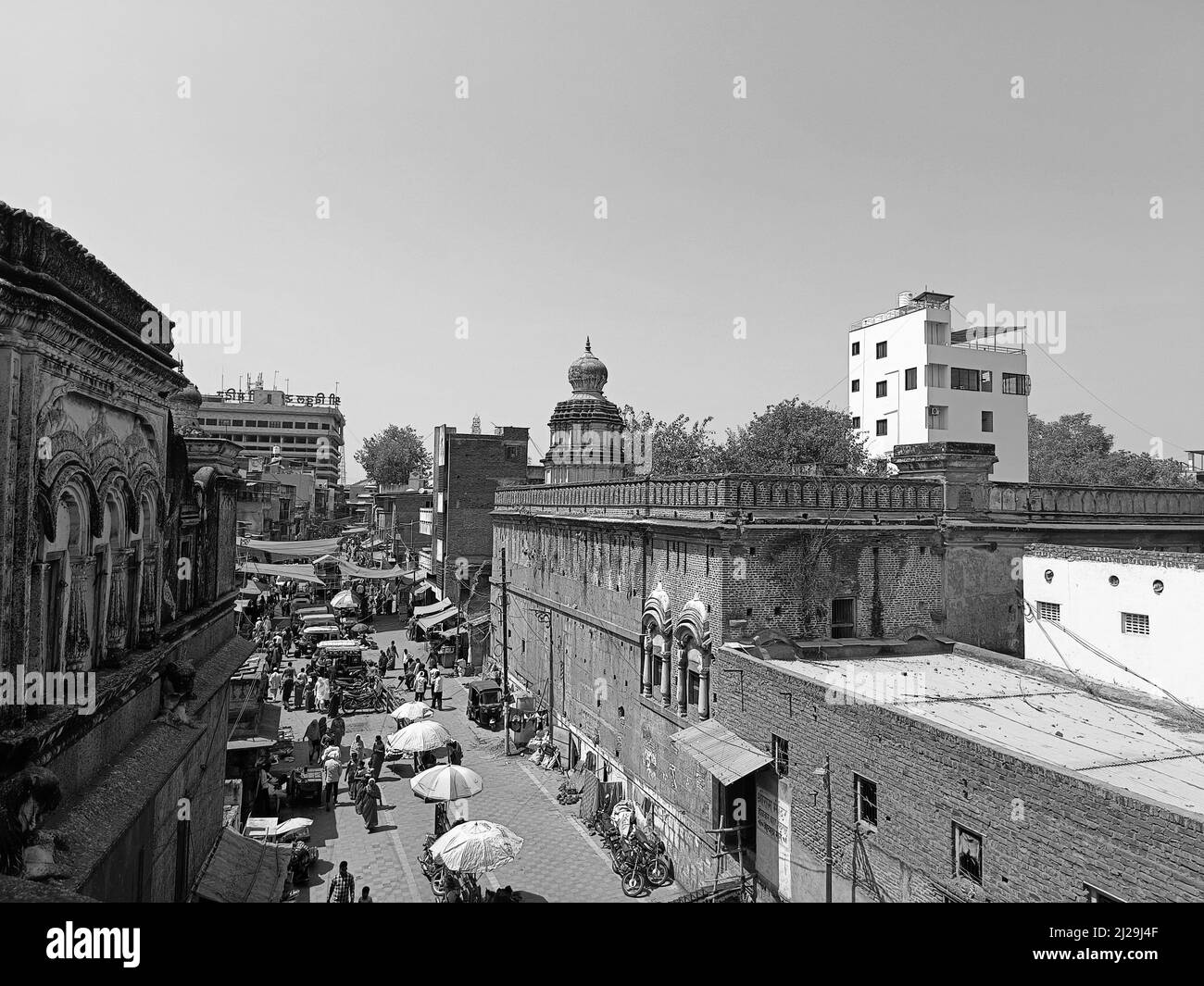 Pandharpur, Indien, 26. Februar 2022, Chandrabhaga Ghat und pundalikas Tempel am Ufer des Flusses chandrabhaga und Menschen, die religiöse Riten. Stockfoto