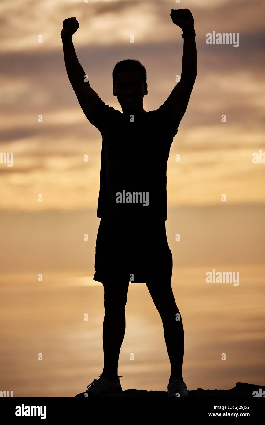 Training, um zu triumieren. Aufnahme eines jungen Mannes, der in der Natur trainiert. Stockfoto