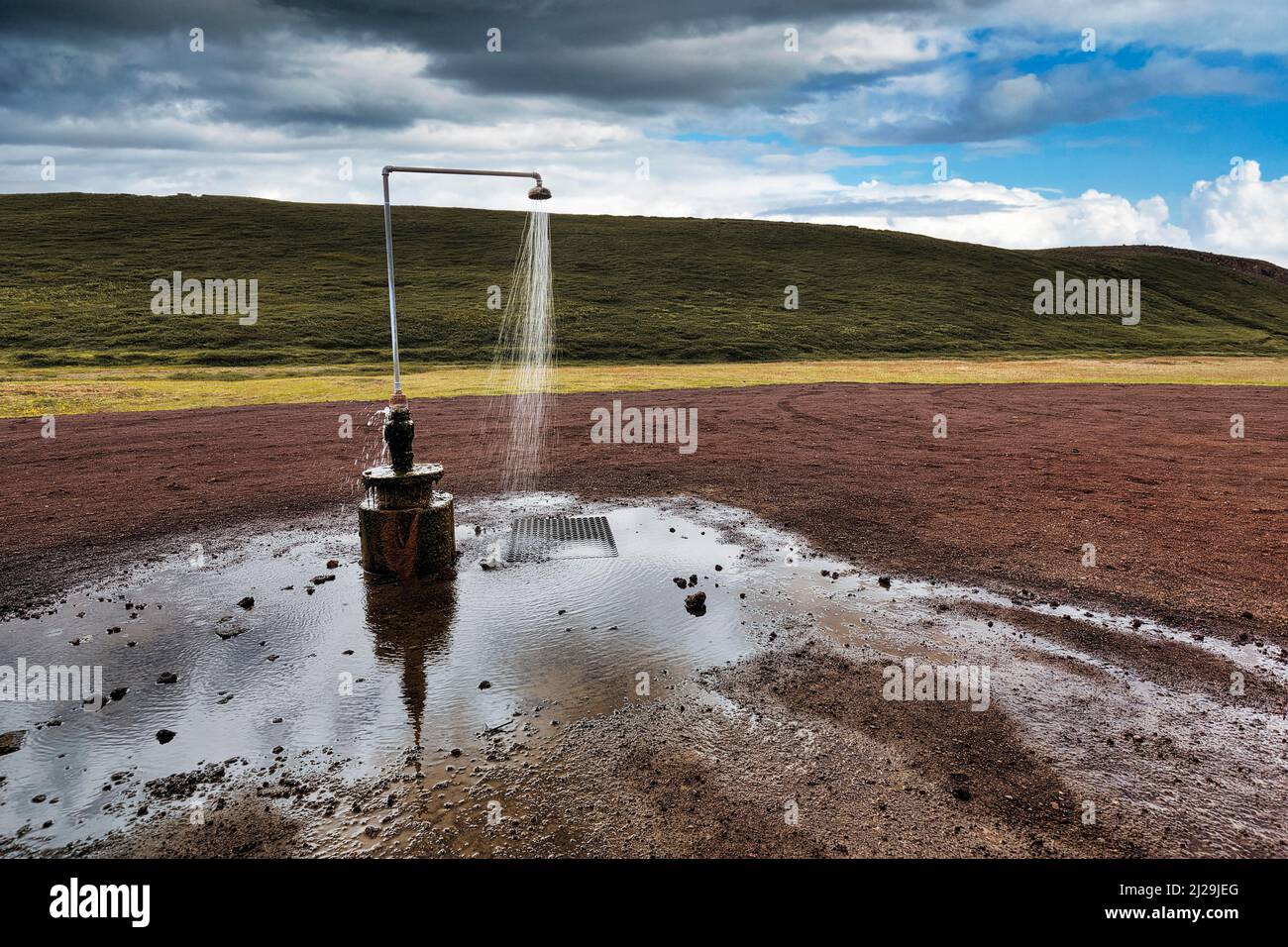 Freistehende heiße Dusche ohne Abfluss, Kiesstelle in der Nähe des Vulkans Krafla, Myvatn, Nordisland, Island Stockfoto