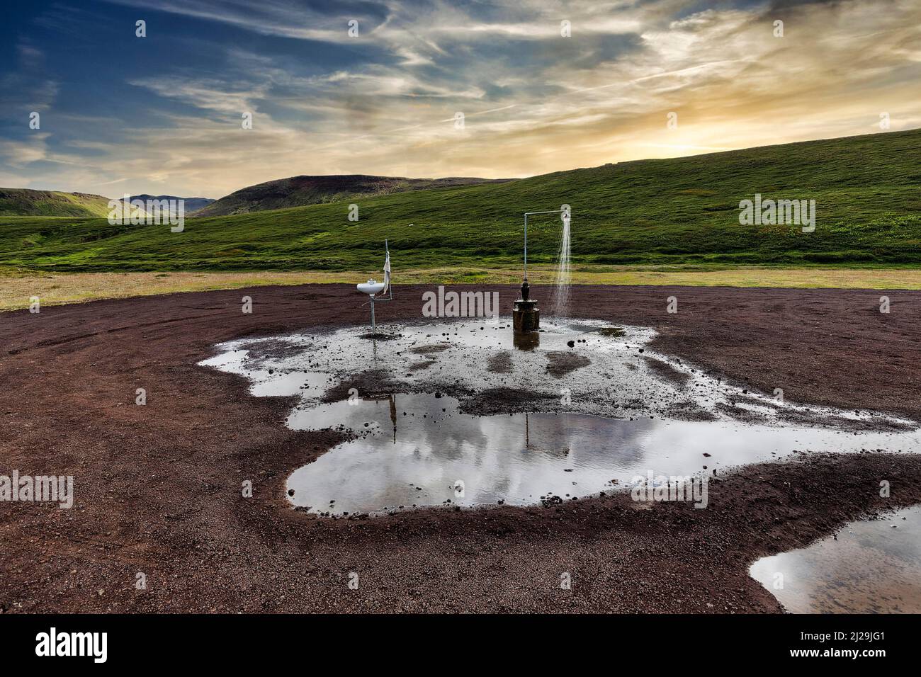 Heiße Dusche und Waschbecken im Freien ohne Abfluss, Schotterplatz in der Nähe des Vulkans Krafla, Abendhimmel, Myvatn, Nordisland, Island Stockfoto