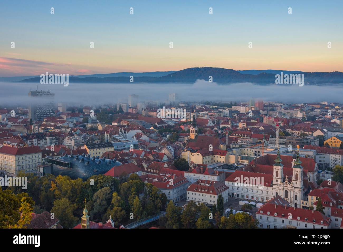 Stadtbild von Graz mit der Mur und der Mariahilfer Kirche (Mariahilferkirche), Blick vom Schlossberg, in Graz, Steiermark, Österreich Stockfoto