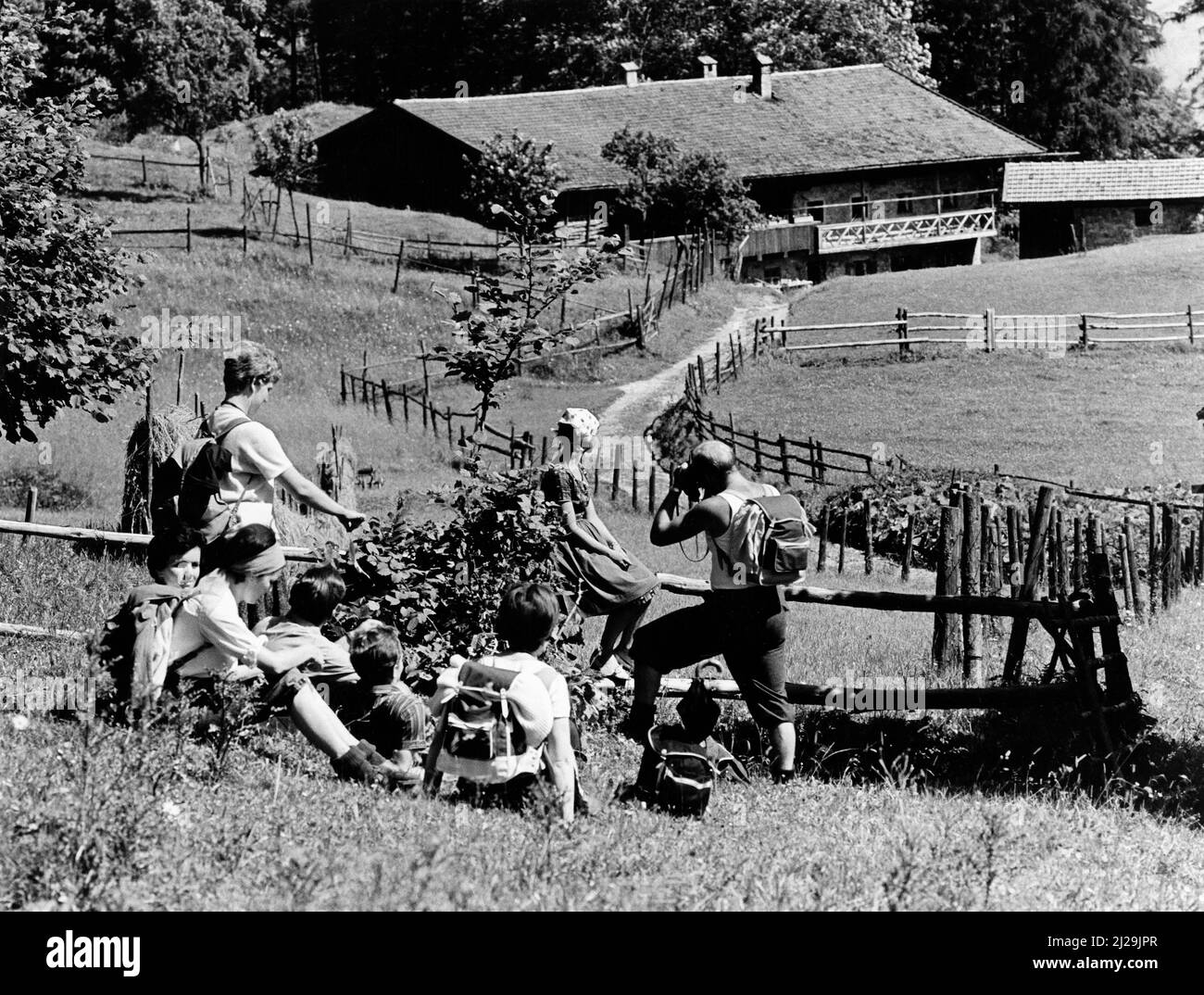 Bergwandderer beim Farmer am Berg unterm Petersberg, Flintsbach, bayer. Inntal, historische Fotografie von 1963, Oberbayern, Bayern, Deutschland Stockfoto