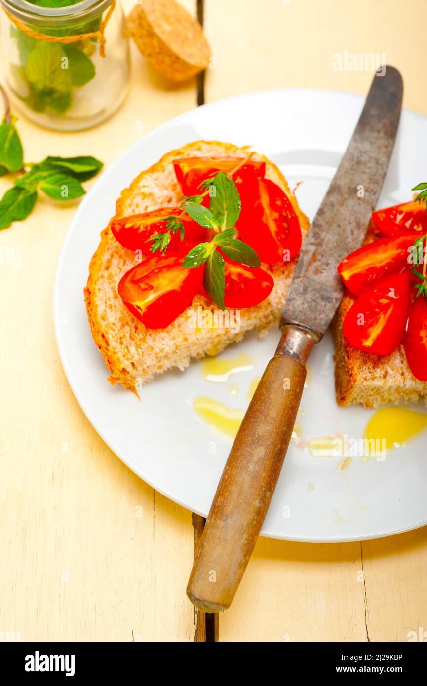 Italienische Tomaten-Bruschetta mit Thymian und Minze Blätter Stockfoto