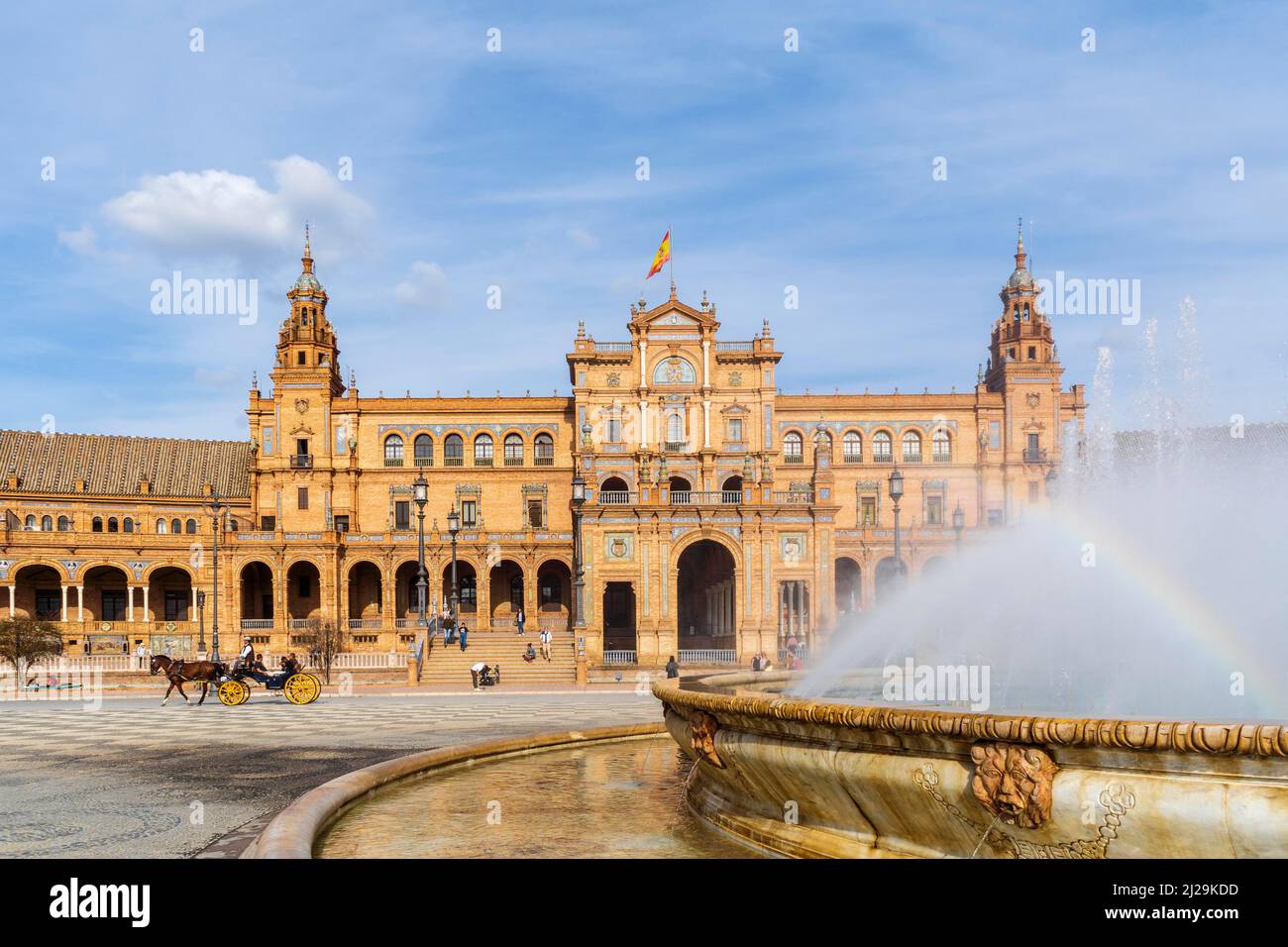 Das berühmteste Wahrzeichen an der Plaza de Espana mit dem Brunnen im Vordergrund, Sevilla, Spanien Stockfoto